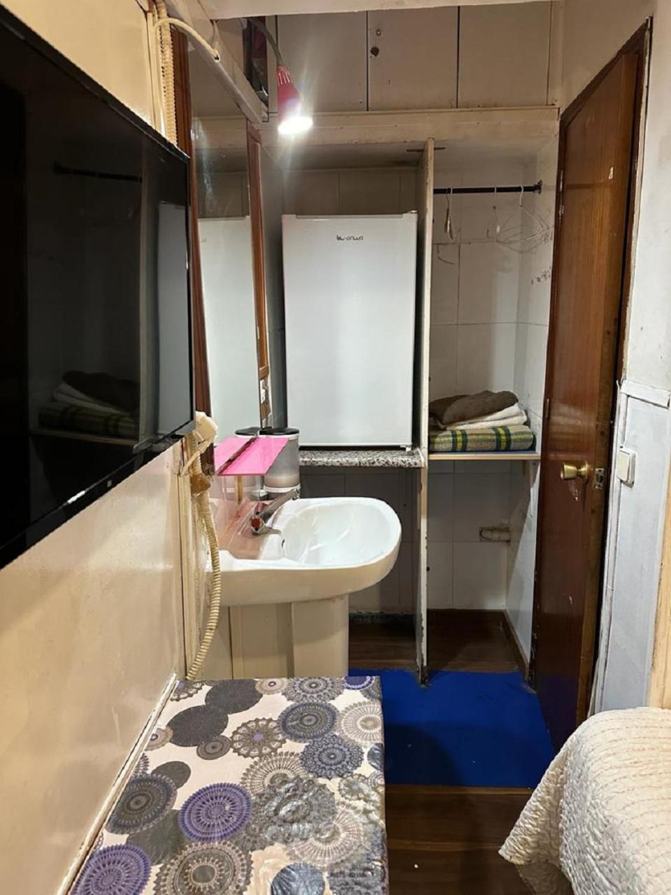 Hostal Daniel Мадрид Екстериор снимка