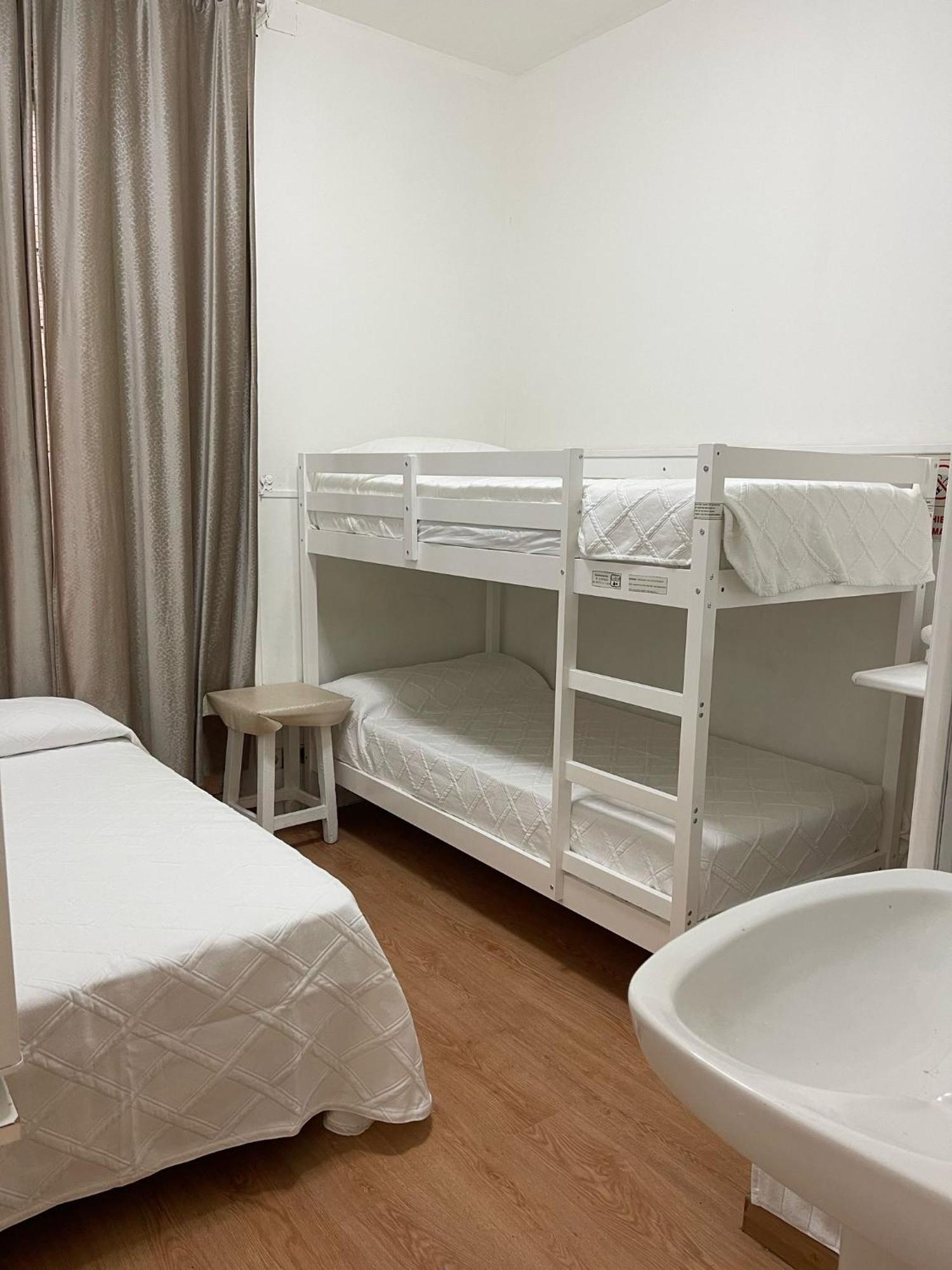 Hostal Daniel Мадрид Екстериор снимка