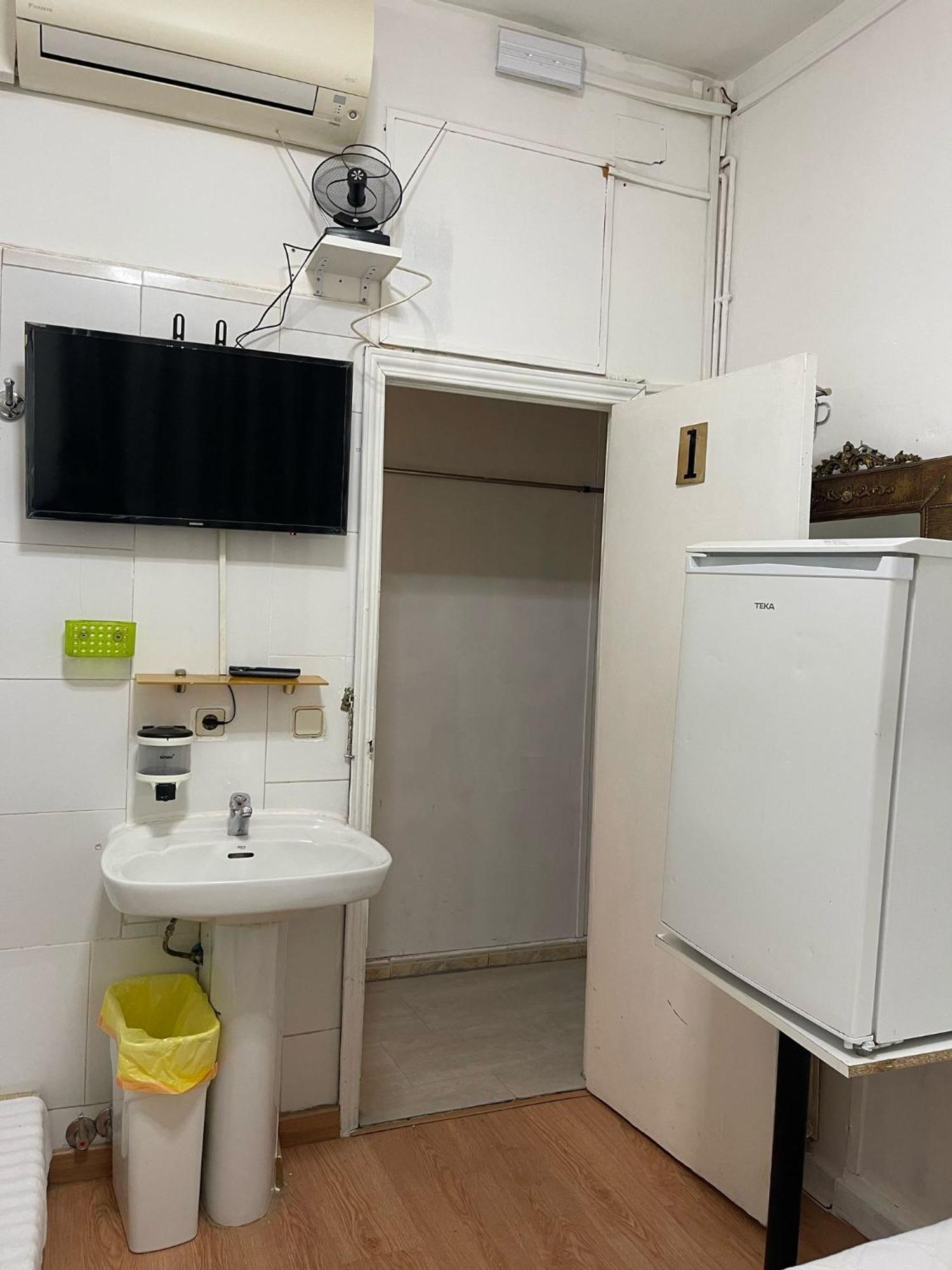 Hostal Daniel Мадрид Екстериор снимка